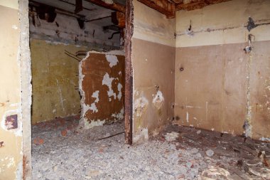 Terk edilmiş nükleer karşıtı bir askeri sığınağın içi. Ürkütücü bir yer, kıyamet sonrası geçmiş.