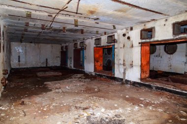 Terk edilmiş nükleer karşıtı bir askeri sığınağın içi. Ürkütücü bir yer, kıyamet sonrası geçmiş.