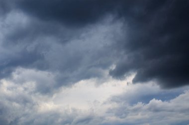 Şiddetli sağanak fırtınadan önce bulutlu, dramatik bulutlu bir gökyüzü. Metin için kopyalama alanı olan arkaplan