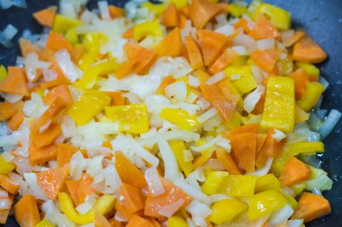 Tavada sebze kızartmak. Metin için kopyalama alanı olan soyut mutfak arkaplanı.