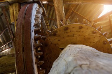 Ahşap dişliler eski model terk edilmiş yel değirmeni. Eski bir un değirmeni. Metin veya yazıtlar için kopyalama alanı olan arkaplan