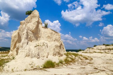 Vahşi doğadaki kireçtaşı dağı. Doğal taşla kaplı güzel bir manzara. Antik Sarmatya Denizi 'nin dibinde.