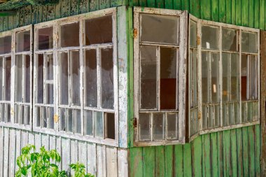 Terk edilmiş eski bir kır evinin elementi. Kaybolan köyler. Metin veya yazıtlar için kopyalama alanı olan arkaplan.
