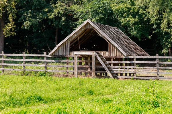 Rustikale Holzkonstruktion Zur Lagerung Von Heu Schuppen Mit Dachboden Rustikaler — Stockfoto