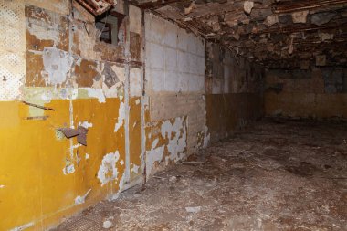 Terk edilmiş nükleer karşıtı bir askeri sığınağın içi. Ürkütücü bir yer, kıyamet sonrası geçmiş.