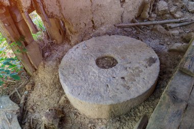 Taş değirmen taşları antika, terk edilmiş yel değirmeni. Eski bir un değirmeni. Metin veya yazıtlar için kopyalama alanı olan arkaplan