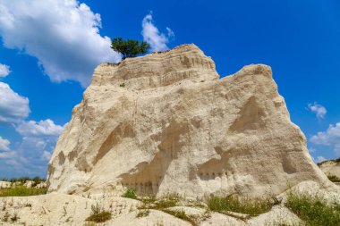 Vahşi doğadaki kireçtaşı dağı. Doğal taşla kaplı güzel bir manzara. Antik Sarmatya Denizi 'nin dibinde.