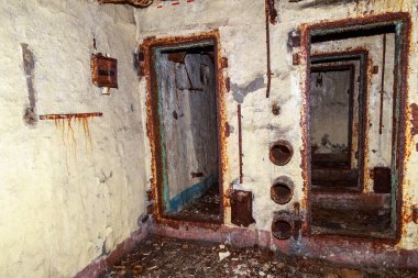 Terk edilmiş nükleer karşıtı bir askeri sığınağın içi. Ürkütücü bir yer, kıyamet sonrası geçmiş.