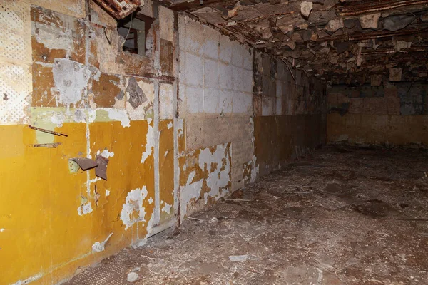 Terk edilmiş nükleer karşıtı bir askeri sığınağın içi. Ürkütücü bir yer, kıyamet sonrası geçmiş.