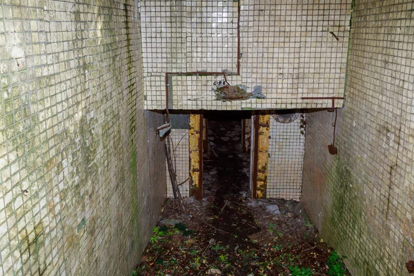 Der Eingang Einem Geheimen Getarnten Militärbunker Verlassener Luftschutzbunker Hintergrund — Stockfoto