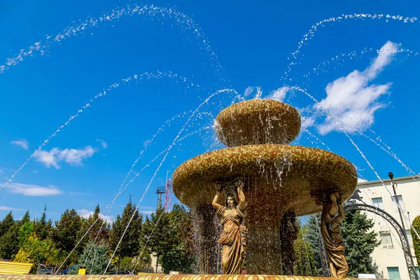 非常に暑い夏の天気で公園内の都市の噴水 テキストやレタリングのためのコピースペースを持つ背景 — ストック写真