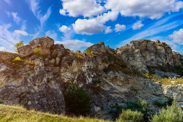 Doğu Avrupa 'nın vahşi kayalık ve dağlık doğası. Metin için kopya alanı olan peyzaj arkaplanı. Seçici odaklanma, uyumlu. Coban ya da Cobani köyü, Moldova 'ya hoş geldiniz..