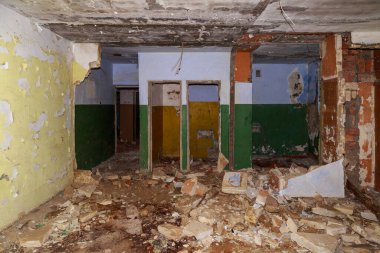 Soğuk Savaş sırasında harap olmuş ve terk edilmiş bir askeri kasaba. Ürkütücü bir yer, kıyamet sonrası geçmişi var. Harabeler ve yıkım