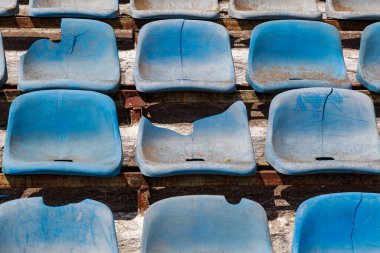 Yok edilmiş stadyum tribünleri. Kırık fan sandalyeleri. Seçici odak arkaplanı
