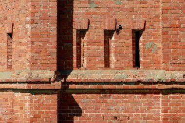 Mimari unsurları olan sert tuğla bir duvar. Dokulu arka plan. Tasarım için boş. Altında ya da altında. Metin için alanı kopyala