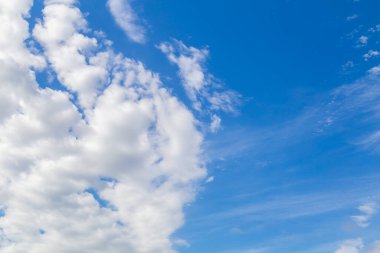 Rüzgarlı havada güzel mavi bulutlu gökyüzü. Tasarım için arkaplan veya boşluk.