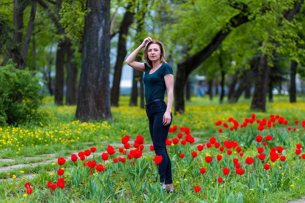 Giovane Donna Parco Cittadino Durante Fioritura Dei Tulipani Sfondo Con — Foto Stock