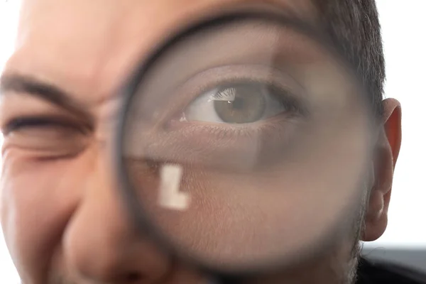 Joven Guapo Con Lupa Enfoque Selectivo Los Ojos Retrato Sobre — Foto de Stock