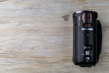 Masanın üzerinde el kamerası ya da el kamerası var. Alet operatörü ya da gazeteci. Metin için kopyalama alanı olan arkaplan. İllüstrasyon başyazısı. 3 Eylül 2021 Balti Moldova.