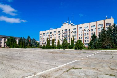 Şehrin merkez meydanı. İllüstrasyon başyazısı. Metin veya yazıtlar için kopyalama alanı olan bir arkaplan. 5 Eylül 2021 Cantemir Moldova.