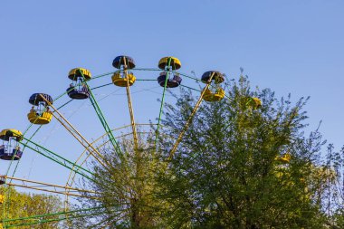 Parktaki dönme dolap. İllüstrasyon başyazısı. 9 Mayıs 2021 Balti Moldova. Metin için kopyalama alanı olan arkaplan.