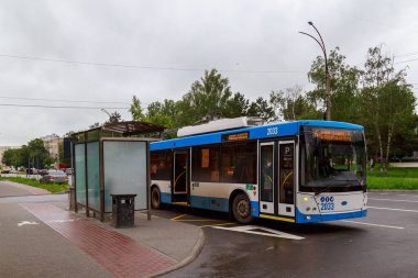 Toplu taşıma durağı. İllüstrasyon başyazısı. 14 Haziran 2021 Balti Moldova. Metin için kopyalama alanı olan arkaplan.