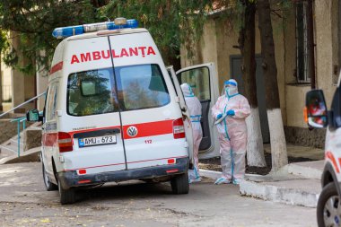 Polis departmanındaki ambülans. Salgın koronavirüs enfeksiyonu covid-19. İllüstrasyon başyazısı. 14 Ekim 2021 Beltsy Moldova.