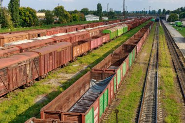 Trenin yük vagonları. Moldova Demiryolu. Metin veya harf için kopyalama alanı olan bir arkaplan. İllüstrasyon başyazısı. 15 Eylül 2021, Balti Moldova.