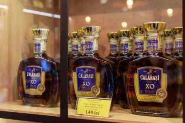 Tezgahta elit lüks alkol ya da şarap dükkanında vitrin. İllüstrasyon başyazısı. 25 Eylül 2021 Balti Moldova.