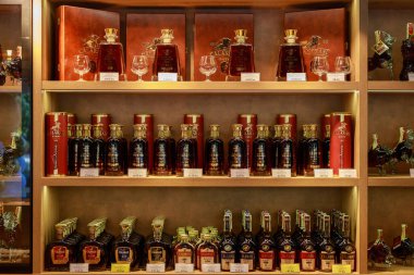 Şarap dükkanının vitrini. İllüstrasyon başyazısı. 25 Eylül 2021 Balti Moldova.