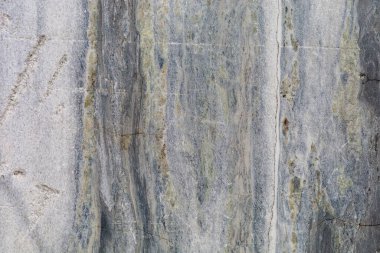 Doğal taşın pürüzlü yüzeyi. Dokulu arka plan. Tasarım için boş. Altında ya da altında. Metin için alanı kopyala