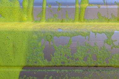 Araba yıkamada renkli köpüklü araç ögesi. Metin veya harf için kopya alanı olan arkaplan.