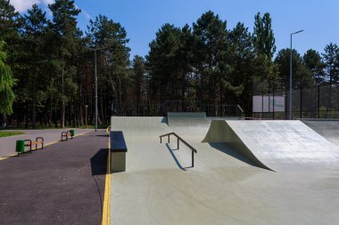 Aktif ve ekstrem eğlence için kaykay parkı. Hobiler ve sağlıklı yaşam tarzları için şehir parkı. Şehir ortamında zaman geçirmek için alan. Arkaplan