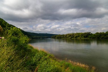 Geniş nehir. Metin veya harfler için kopya alanı olan Doğu Avrupa arka planı. Balık tutmak ve rafting yapmak için ideal. Bir turistin gözlerinden bak.