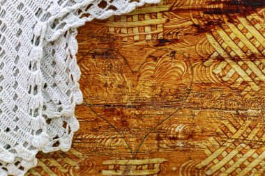 Oymalı dekorlu pürüzlü ahşap yüzey. Dokulu arka plan. Tasarım için boş. Altında ya da altında. Metin için alanı kopyala