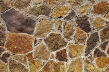 Vahşi bir dekoratif taşın pürüzlü yüzeyi. Dokulu arka plan. Tasarım için boş. Altında ya da altında. Metin için alanı kopyala