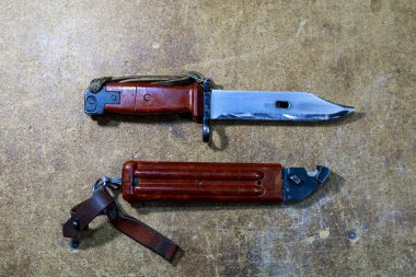 AK-47 Kalaşnikof 'un süngü bıçağı. Ahşap arka planda savaş bıçağı. Askeri sembol.