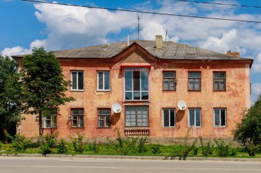 1960 'tan kalma eski bir apartman. Metin veya yazıtlar için kopyalama alanı olan arkaplan.