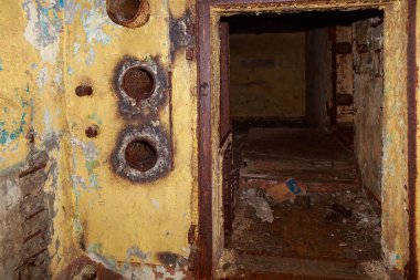 Terk edilmiş nükleer karşıtı bir askeri sığınağın içi. Ürkütücü bir yer, kıyamet sonrası geçmiş.