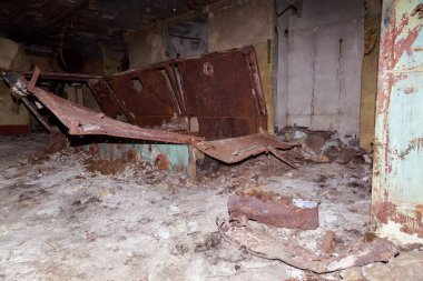 Terk edilmiş nükleer karşıtı bir askeri sığınağın içi. Ürkütücü bir yer, kıyamet sonrası geçmiş.