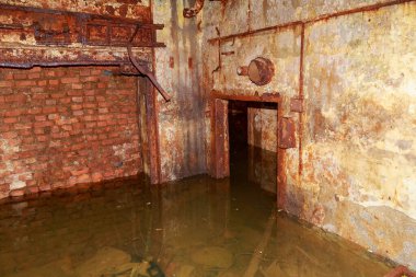 Terk edilmiş nükleer karşıtı bir askeri sığınağın içi. Ürkütücü bir yer, kıyamet sonrası geçmiş.