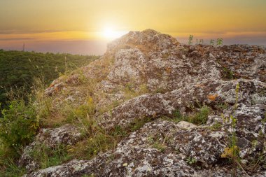 Doğu Avrupa 'nın vahşi kayalık ve dağlık doğası. Metin için kopya alanı olan peyzaj arkaplanı. Seçici odaklanma, uyumlu. Tipovo veya Tipova köyü, Moldova 'ya hoş geldiniz..