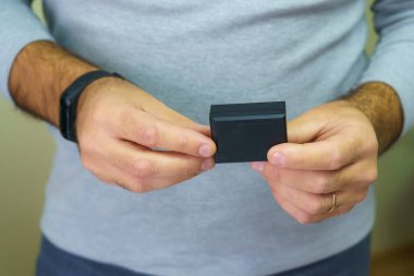 Bir suç kurbanına güvenli bir mesafe sağlamak için gerçek bir sensör. Cezanın infazını kontrol altına almak ve izlemek için bir suçluya elektronik bilezik takarak yaklaşmak...