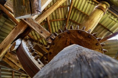 Ahşap dişliler eski model terk edilmiş yel değirmeni. Eski bir un değirmeni. Metin veya yazıtlar için kopyalama alanı olan arkaplan