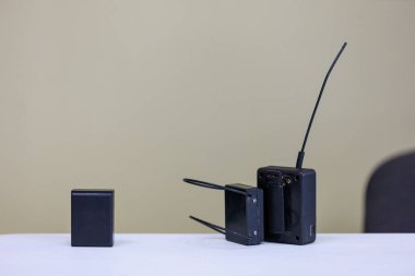 Elektronik bileziği olan bir izleme sistemi. Penaltı kontrol aleti. Özgürlük kısıtlaması ve ev hapsi. Uzaktan tanımlama ve konum izleme.