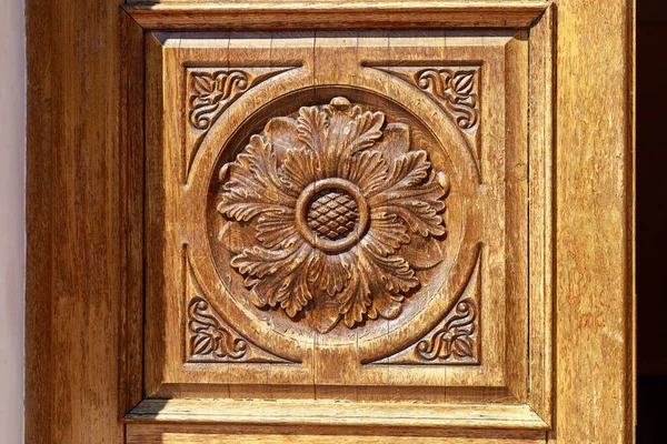 Szorstka Drewniana Powierzchnia Rzeźbionym Wystrojem Teksturowane Tło Puste Miejsce Projektowania — Zdjęcie stockowe