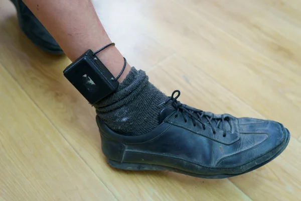 Elektroniskt Armband För Brottslingar Gadget För Kontroll Och Övervakning Avrättningen — Stockfoto