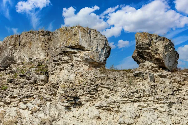 Doğu Avrupa 'nın vahşi kayalık ve dağlık doğası. Metin için kopya alanı olan peyzaj arkaplanı. Seçici odaklanma, uyumlu. Coban ya da Cobani köyü, Moldova 'ya hoş geldiniz..