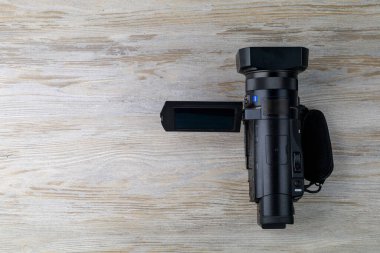 Masanın üzerinde el kamerası ya da el kamerası var. Alet operatörü ya da gazeteci. Metin için kopyalama alanı olan arkaplan. İllüstrasyon başyazısı. 3 Eylül 2021 Balti Moldova.