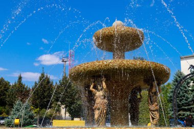 Şehrin Central Park 'ındaki çeşme. Gagauzia 'ya hoş geldiniz. İllüstrasyon Editörü. 5 Eylül 2021 Comrat veya Komrat, Moldova.